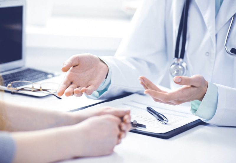 Doctor-speaking-with-patient-during-office-visit